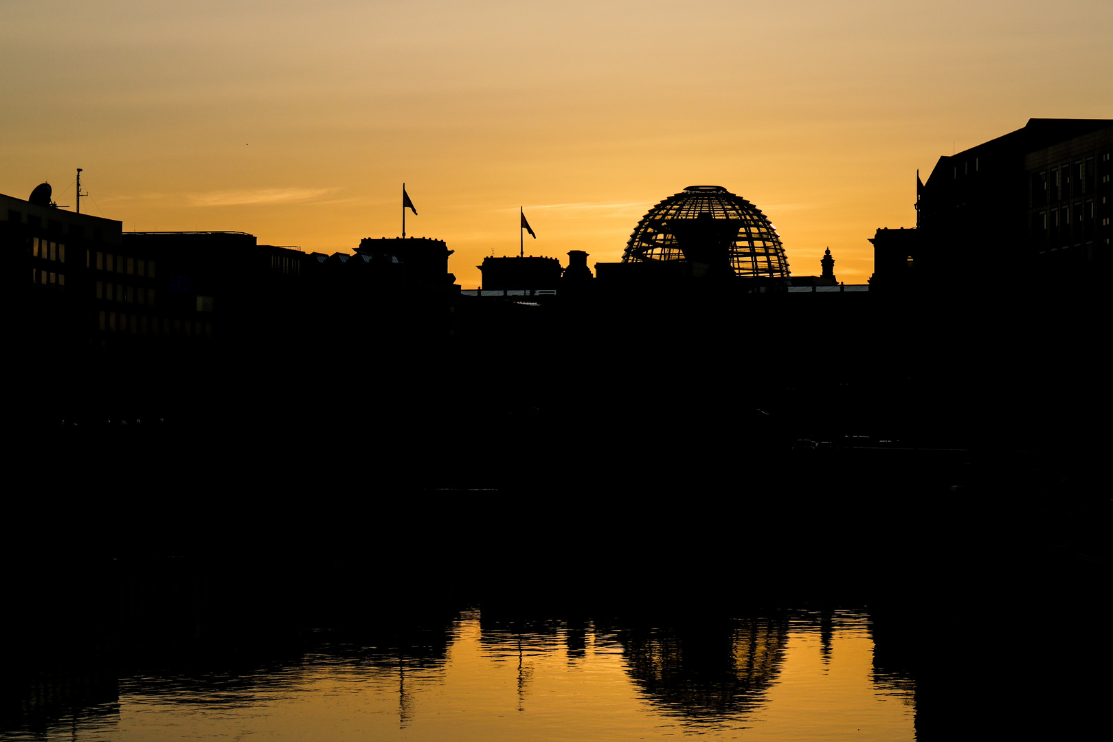 Reichstagskuppel in goldener Stunde