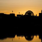 Reichstagskuppel in goldener Stunde