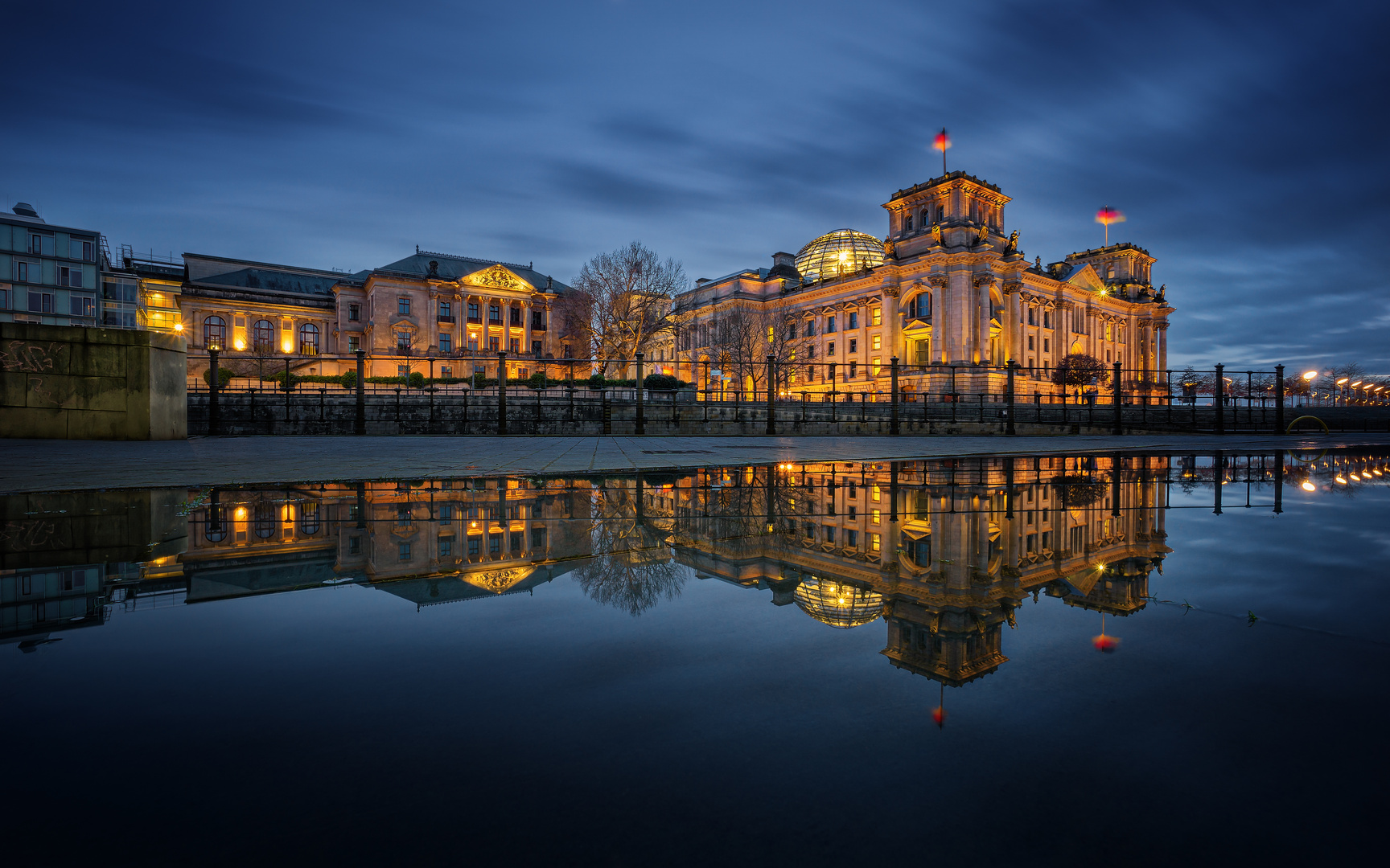 Reichstagsspiegelung in einer Pfütze