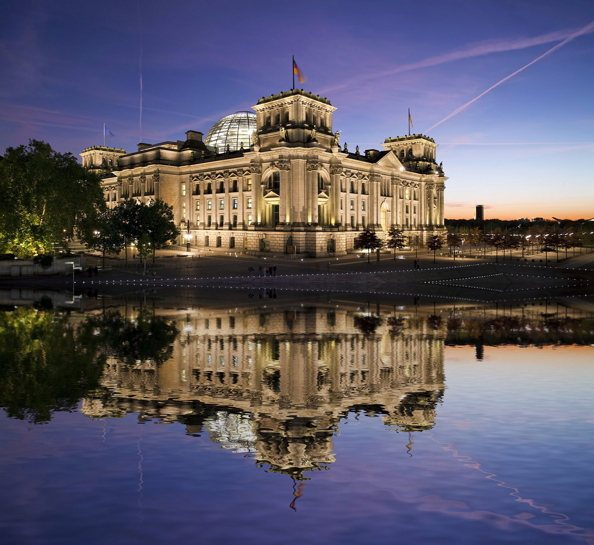 Reichtstag Berlin beleuchtet mit Spiegelung (digital)