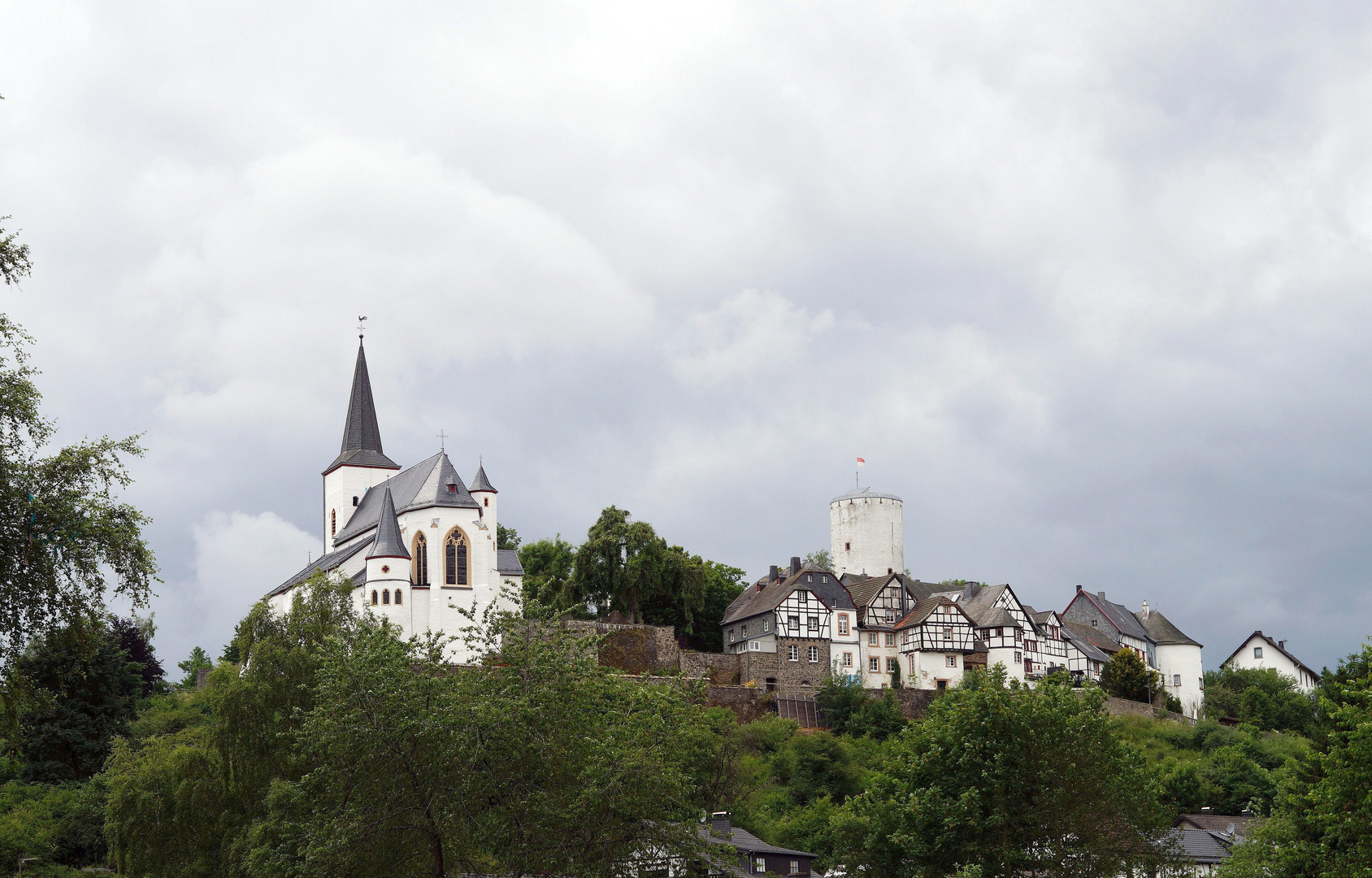 Reifferscheid - Kirche und Burgbering