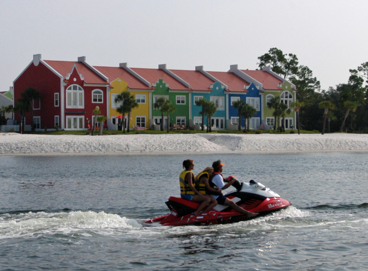 Reihenhäuser am intercoastal canal bei Orange Beach