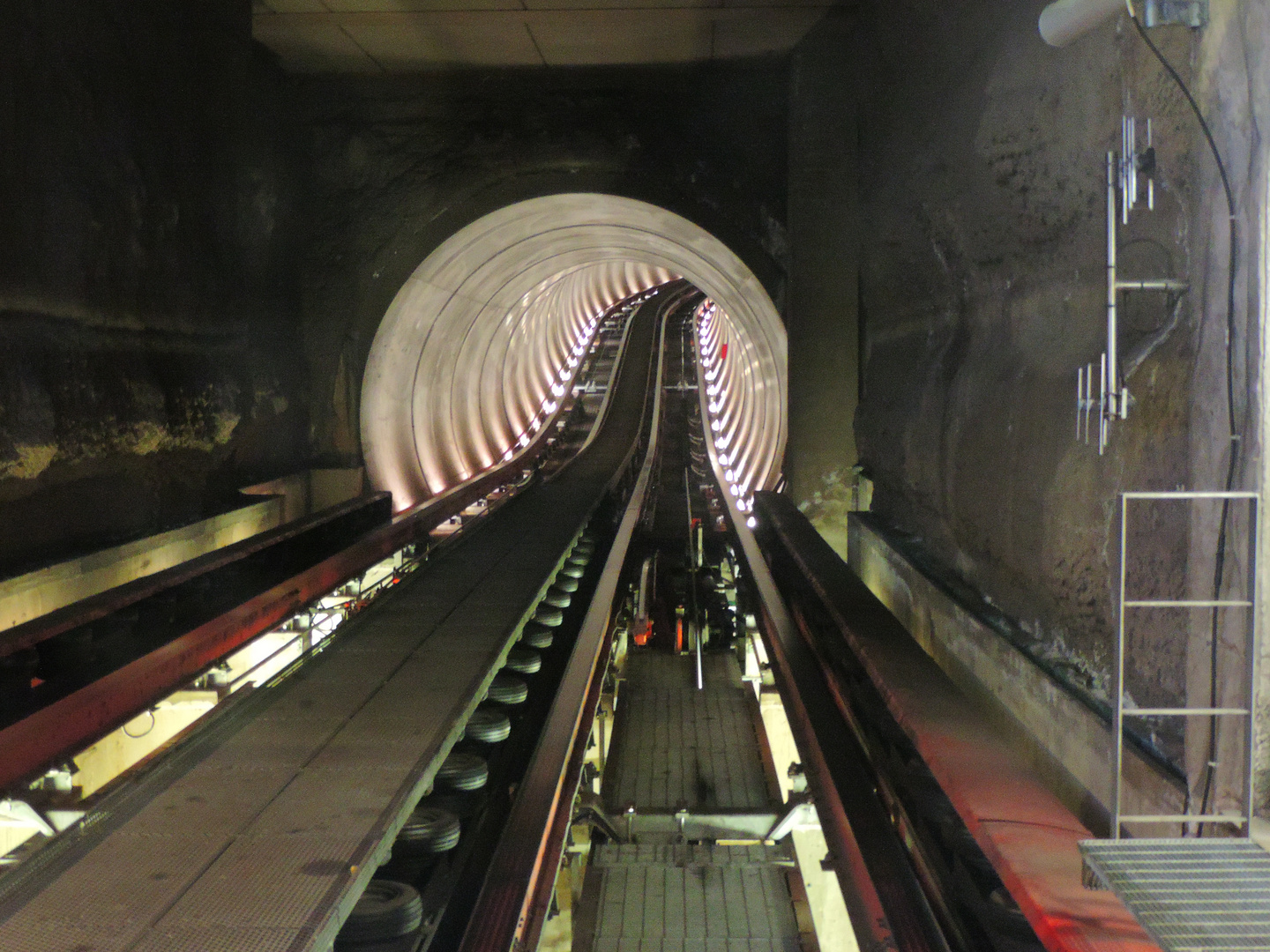 Rein in den Tunnel