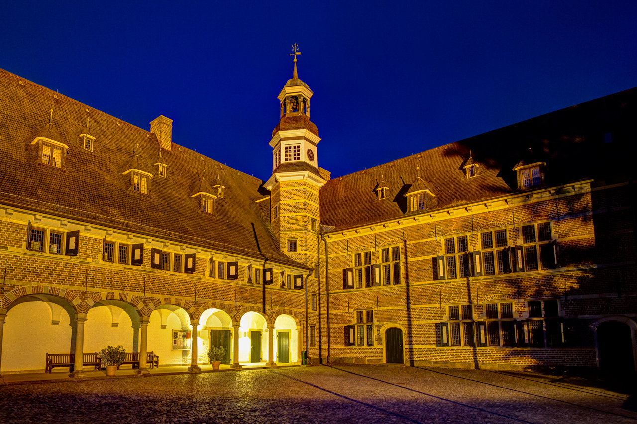 Reinbeker Schloss zur blauen Stunde