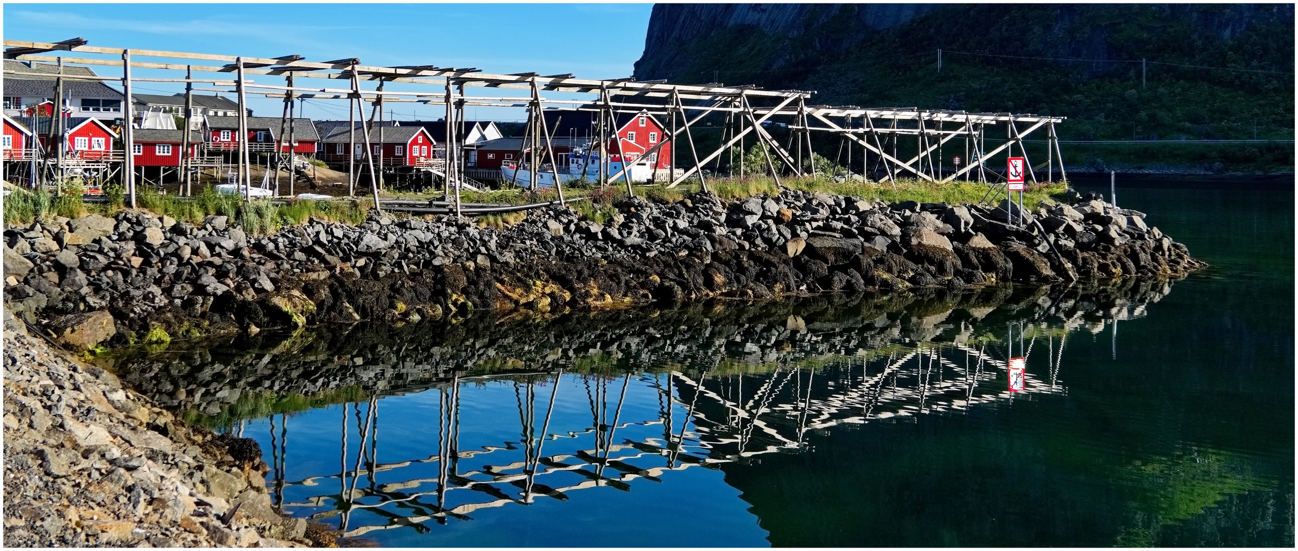 Reine 2023-07-01 Holzgestelle für Stockfische