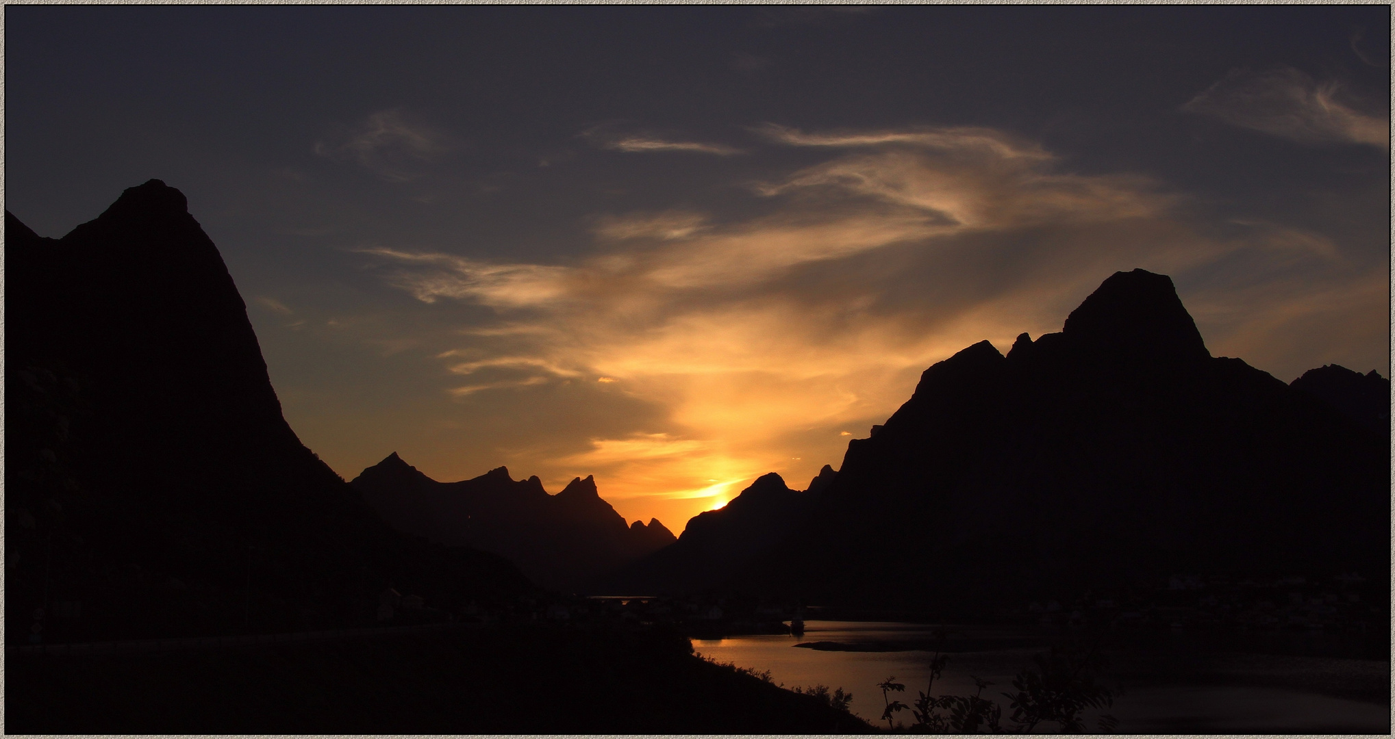 Reine auf den Lofoten im Gegenlicht der Mitternachtssonne: Norwegenreise 2014