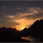 Reine auf den Lofoten im Gegenlicht der Mitternachtssonne: Norwegenreise 2014