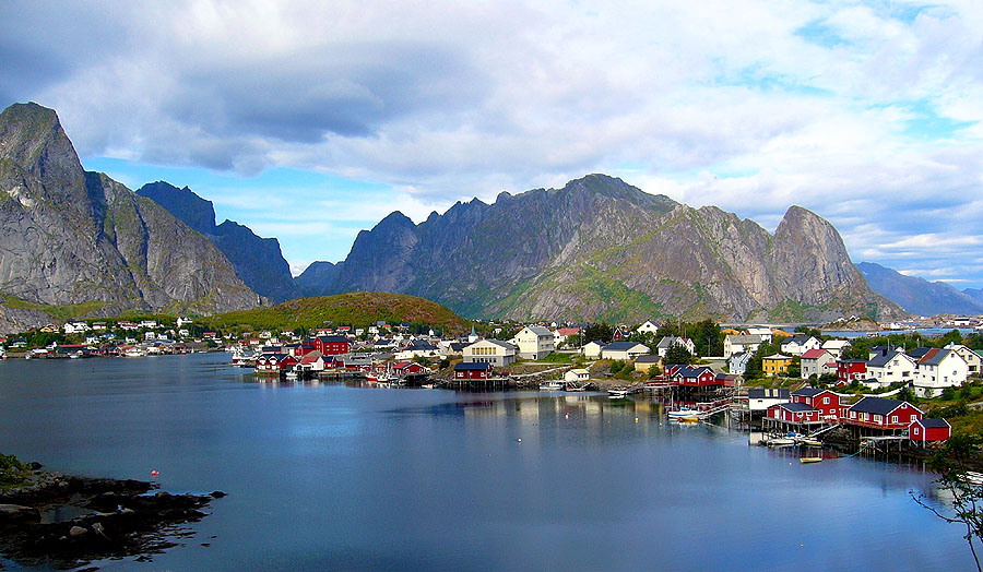 reine in lofoten sky line