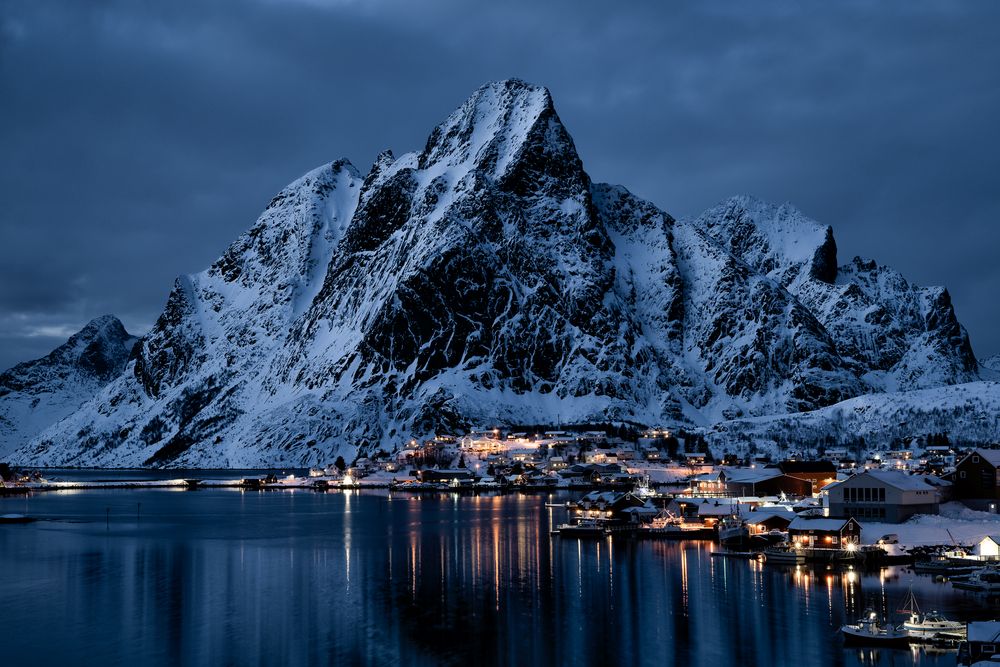 Reine viewpoint by night