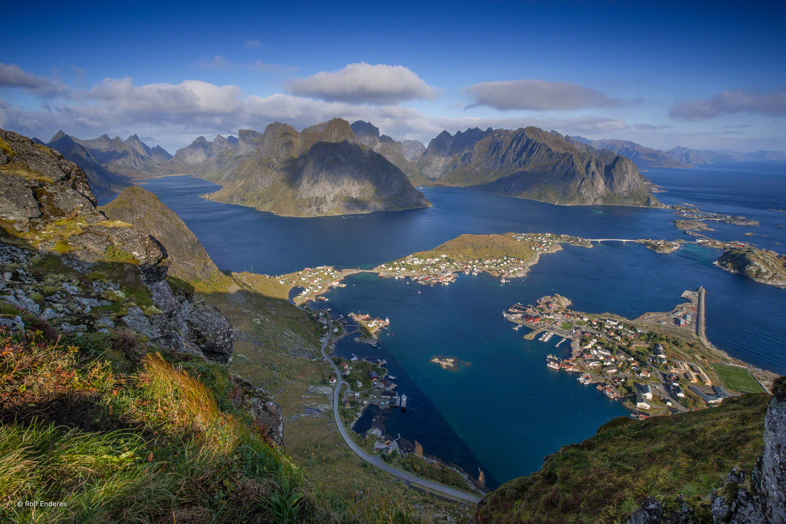 Reinebringen / Blick auf den Reinefjord und Reine - Lofoten