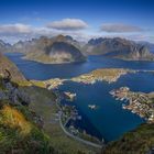 Reinebringen / Blick auf den Reinefjord und Reine - Lofoten