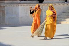 Reinigungspersonal mit leuchtenden Saris, Schmuck und viel Spaß