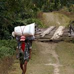 Reisebericht: <Nord Myanmar> 07- Teil 8 "Nur noch Menschen wagen sich über die Brücke“