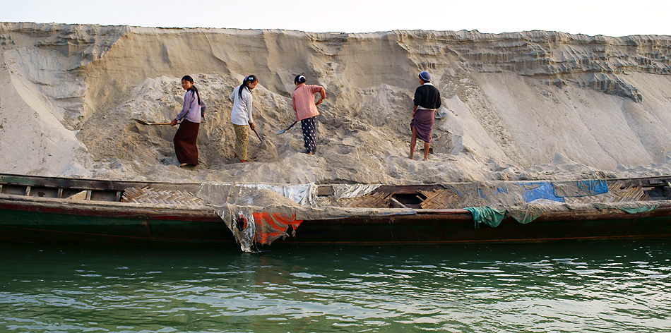 Reisebericht:  2009 - Teil 19 – Harte Frauenarbeit am Fluss bei Myitkyina