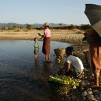 Reisebericht: <Nord Myanmar (Burma)> 2009 - Teil 2 Später Samstagnachmittag, Familie am Bergbach