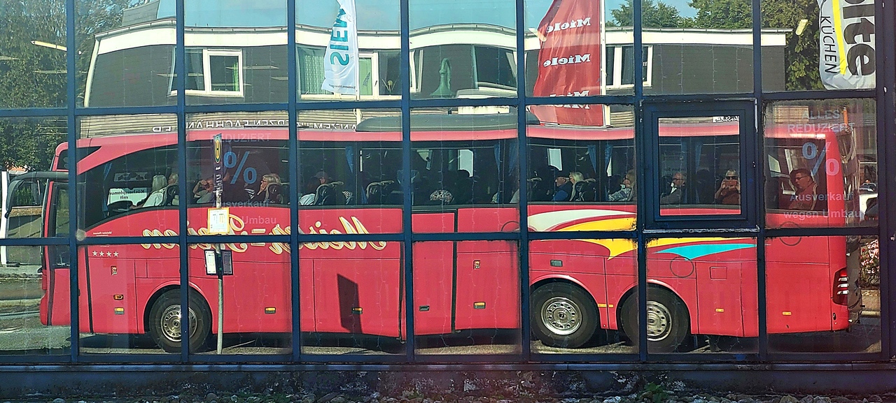 Reisebus im Spiegel