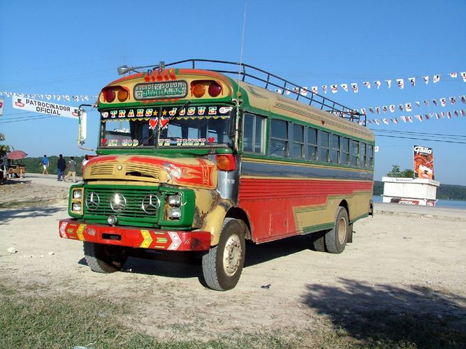 Reisebus in Flores (Guatemala)