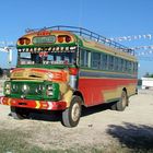 Reisebus in Flores (Guatemala)