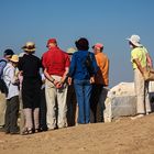 Reisegruppe auf dem Ausgrabungsgelände von Tell Halaf (Archivaufnahme 2009)