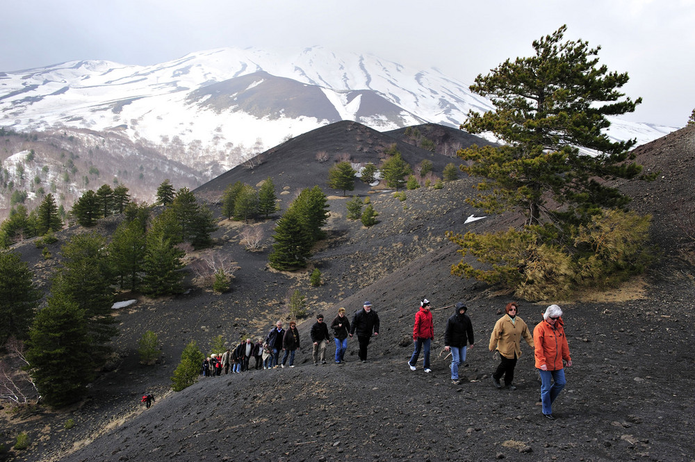 Reisegruppe auf Sartorius-Krater am Ätna in 1667 m Höhe