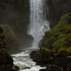 Reisen am Fuße der Wasserfälle / Island