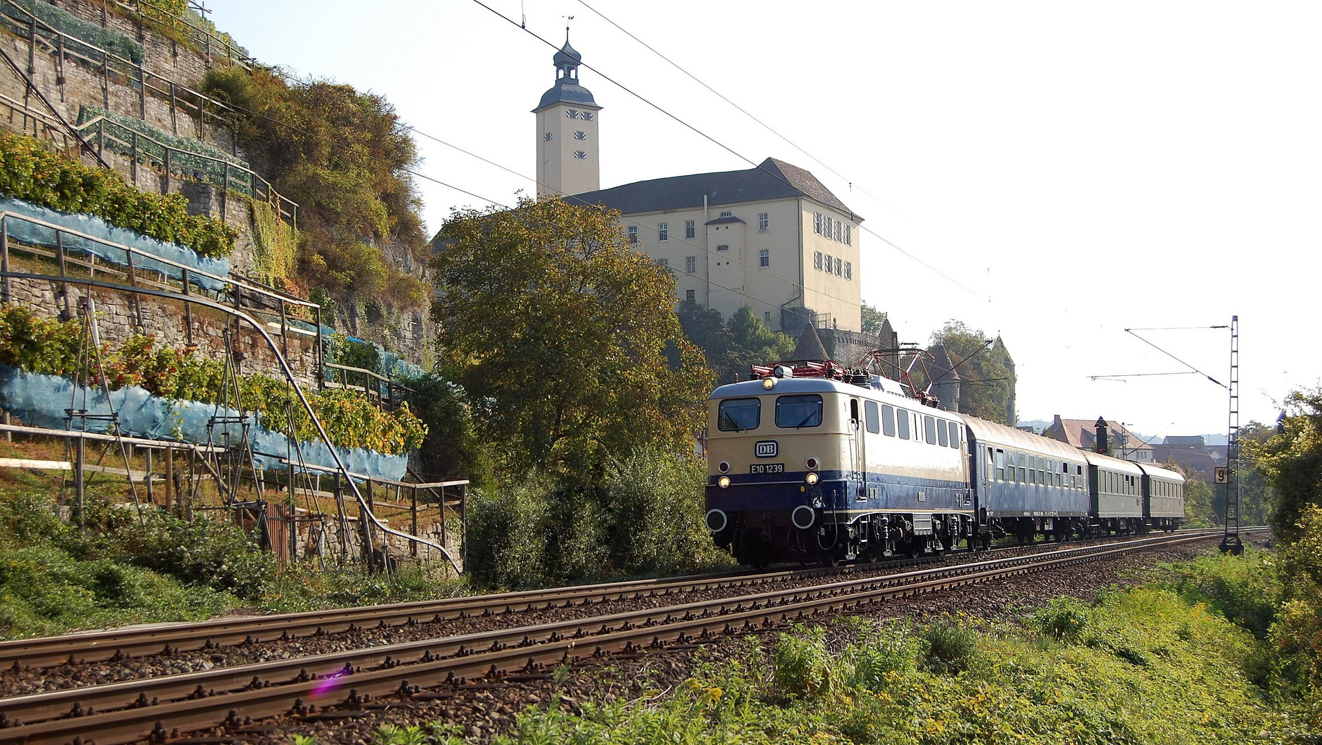 "Reisen wie vor 50 Jahren" auf der Neckartalbahn unterhalb Burg Horneck in Gundelsheim 27.9.2009