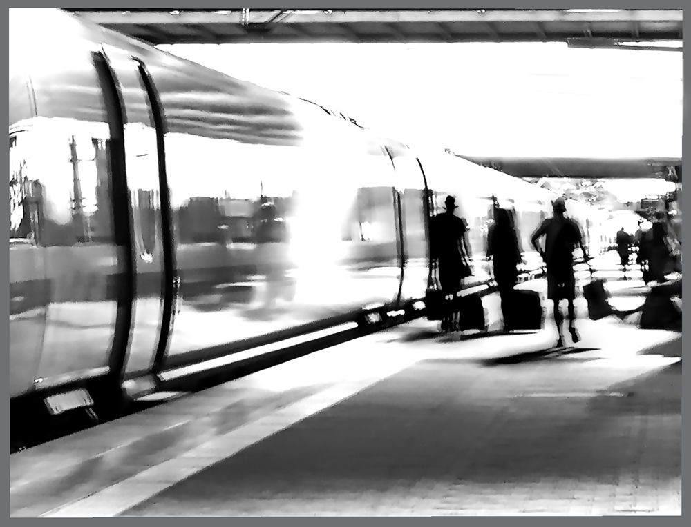 Reisende am Bahnsteig