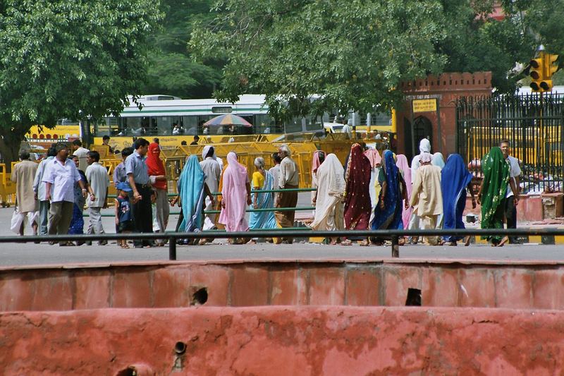 Reisende am Roten Fort in Dehli, Indien