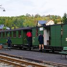 Reisende mit der Preßnitztalbahn in Steinbach/Erzg.