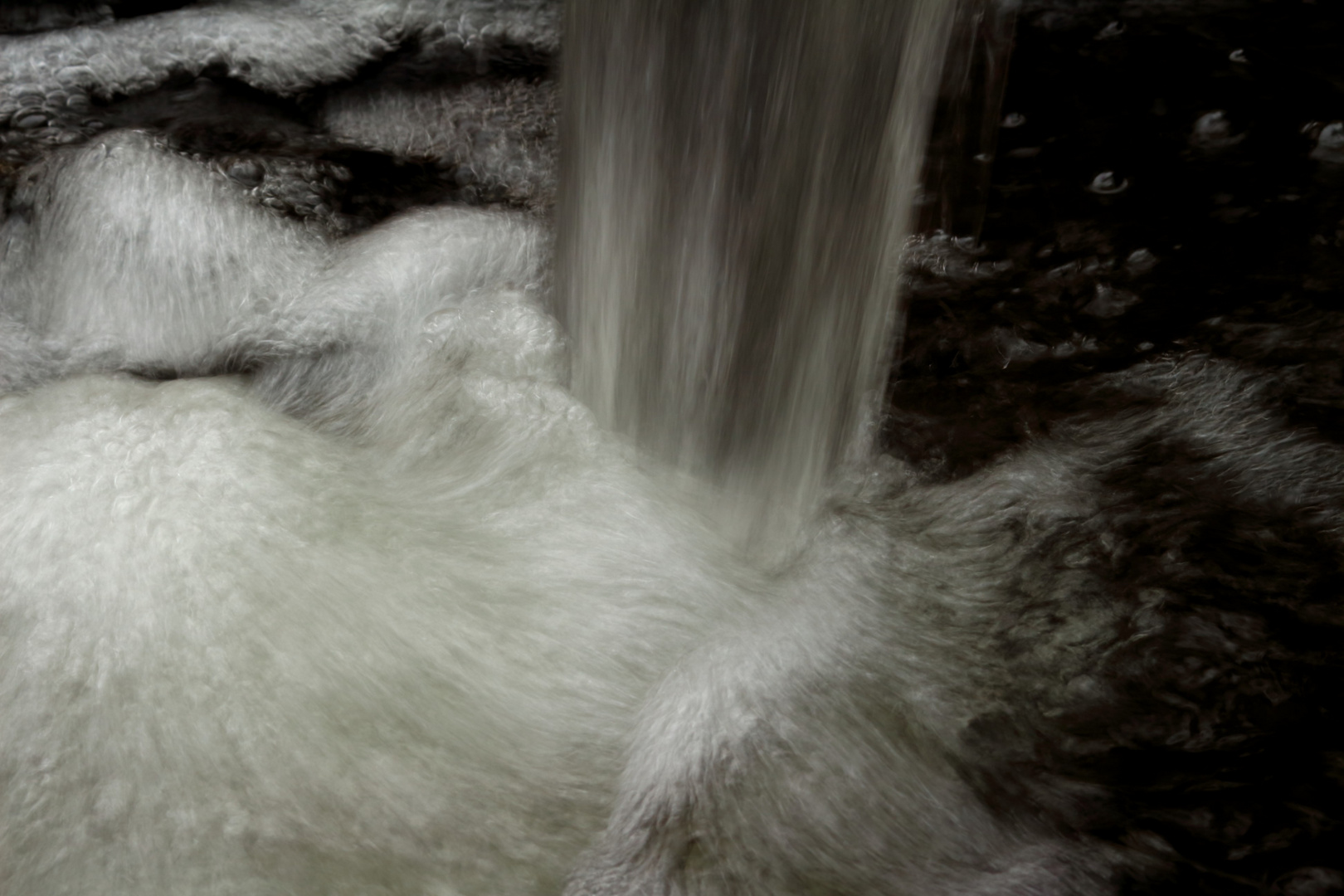 Reißender Wasserfall..... na ja ..... reißendes Brünnlein ;)