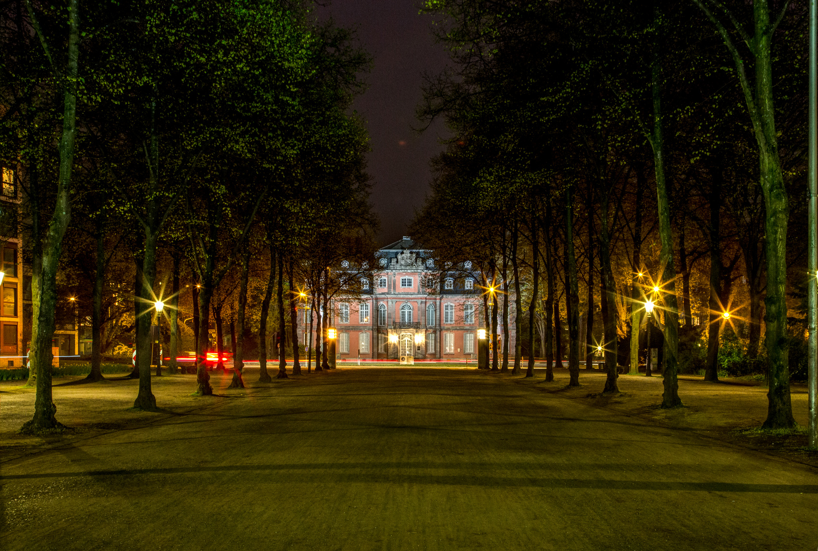 Reitallee mit Blick auf Schloss Jägerhof