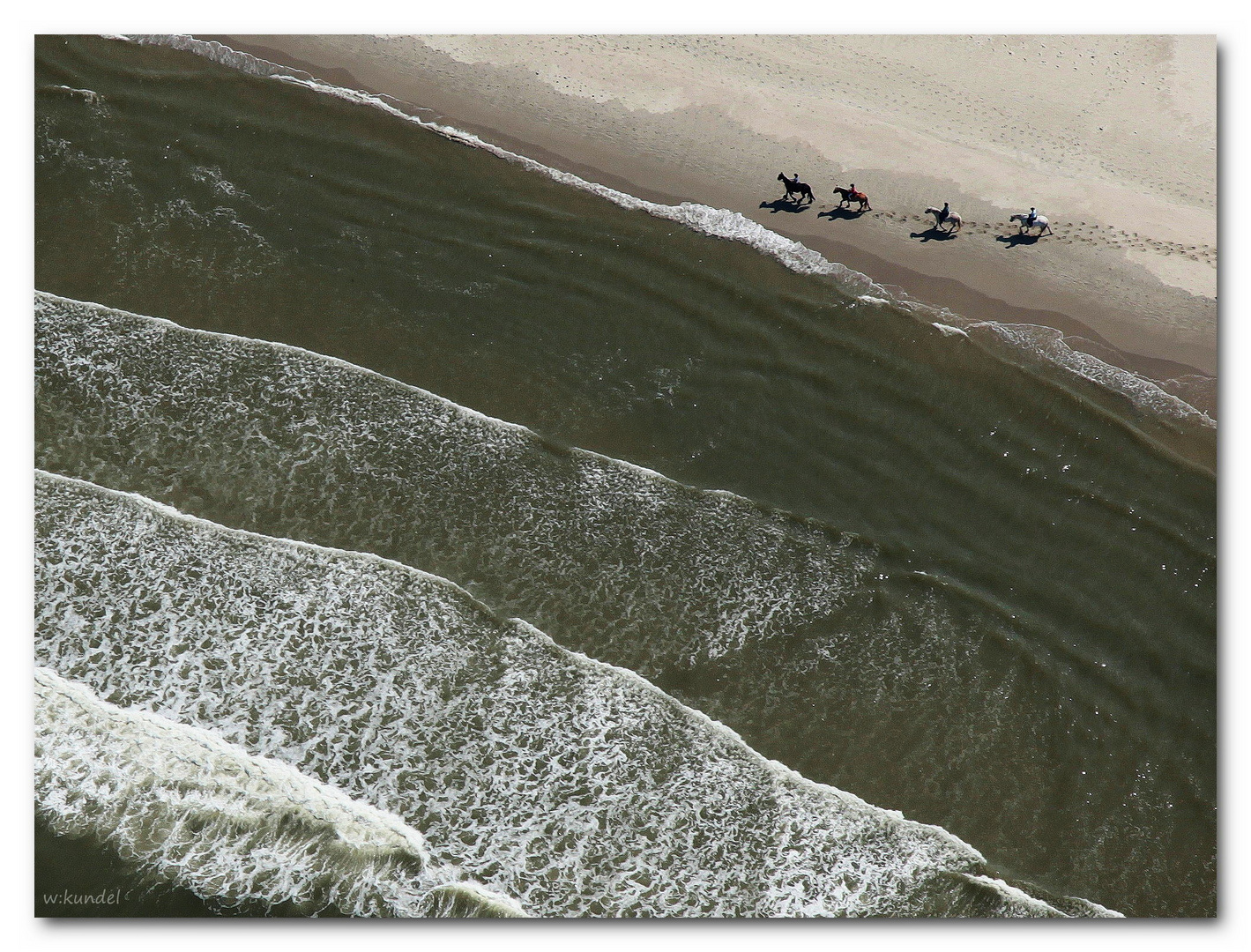 Reiten am Strand (Luftbild, aerial)