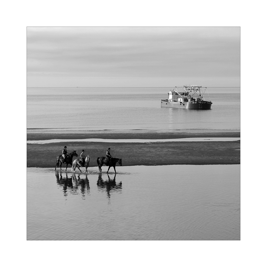 Reiter am Strand + Schiff