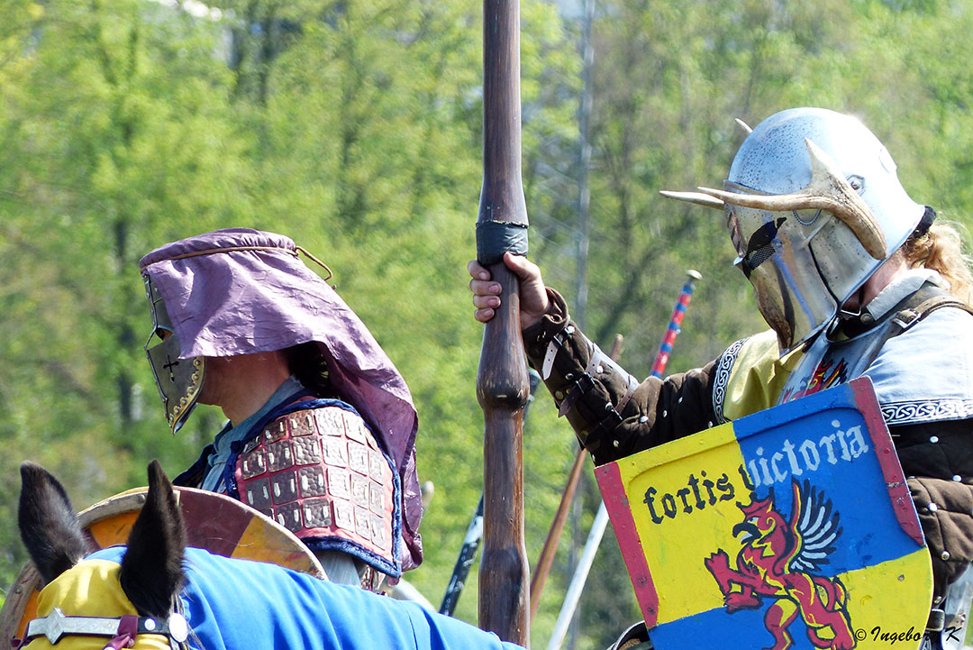 Reiter in Kampfrüstung - mittelalterlicher Markt Neuss