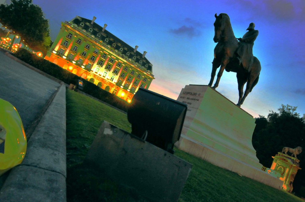 Reiterdenkmal mit gelbem Sack. Auch bei Dämmerung.