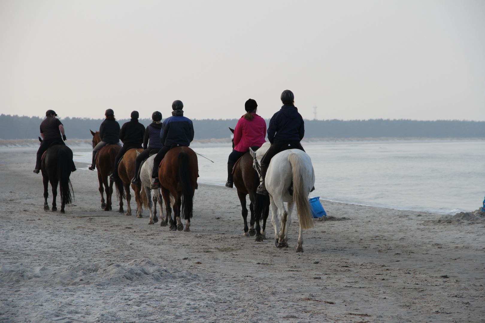 Reitergruppe am Strand