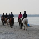 Reitergruppe am Strand
