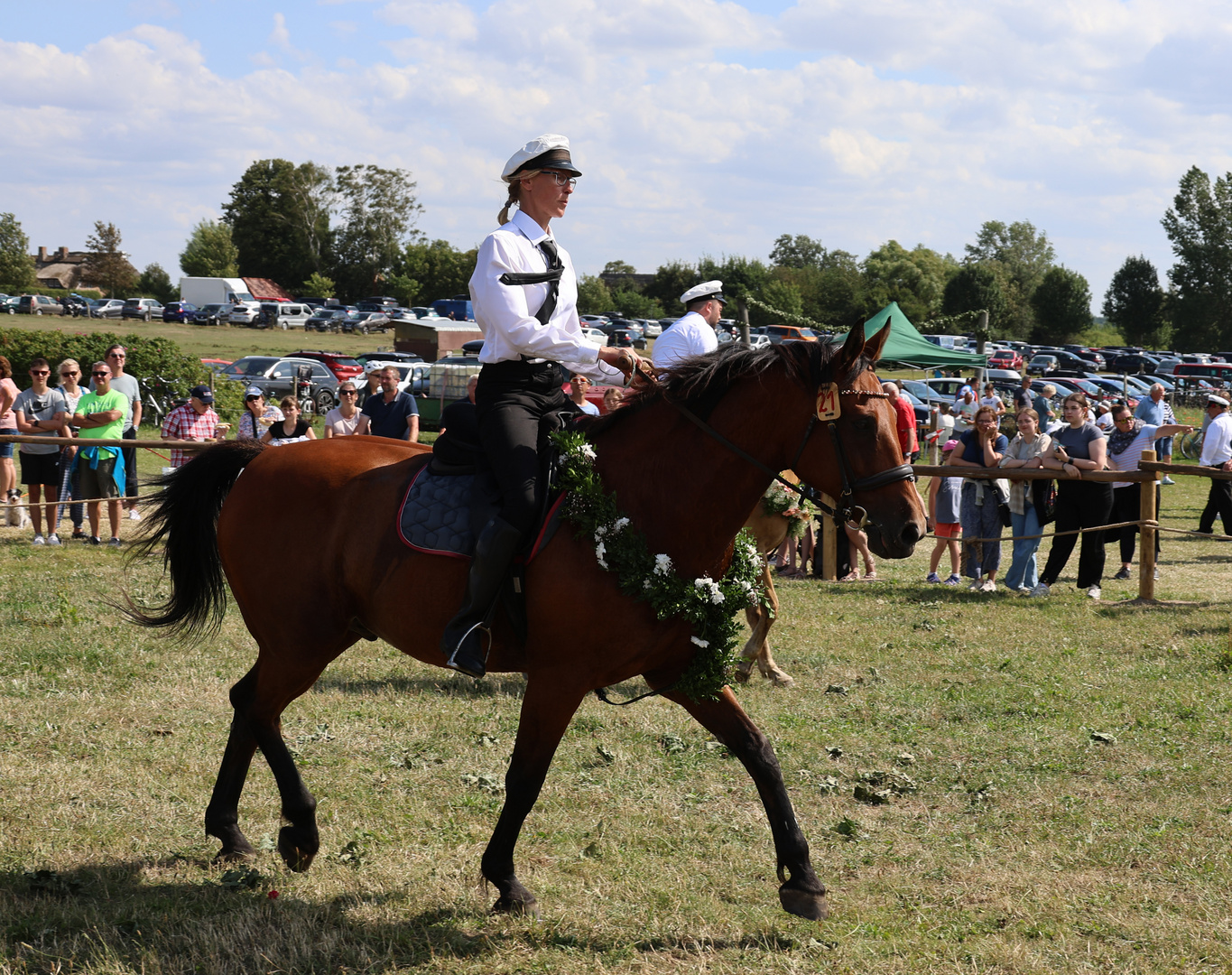 Reiterin beim Tonnenabschlagen in Ahrenshoop