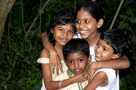 Reizende liebe Kinder in Südindien