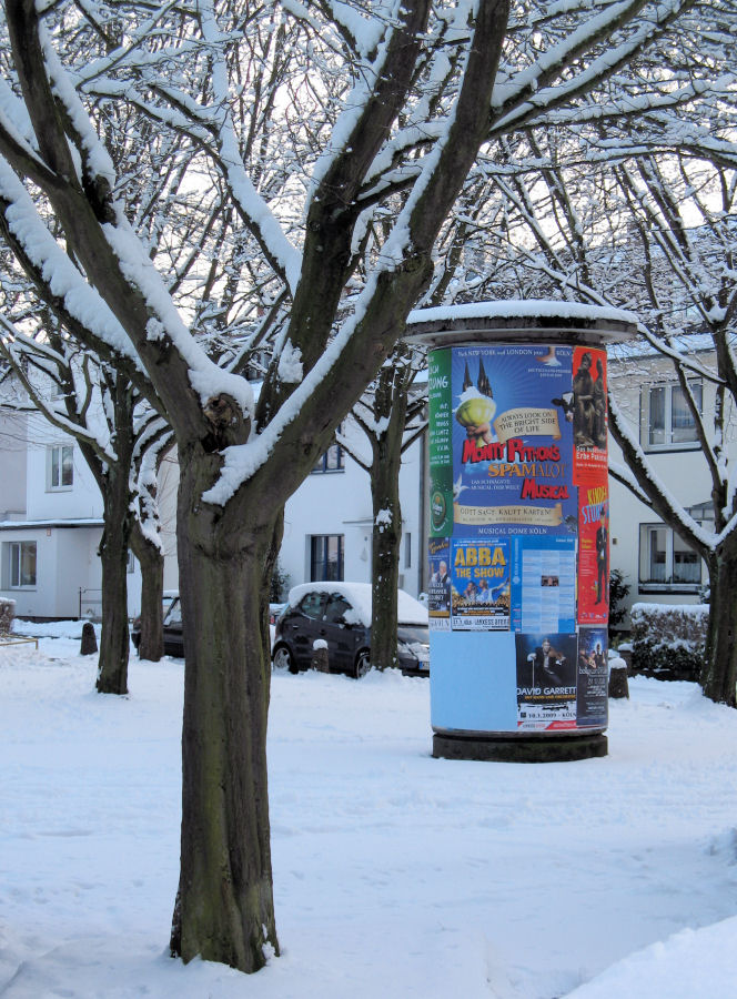 Reklame bringt Farbe in den schneereichen Winter