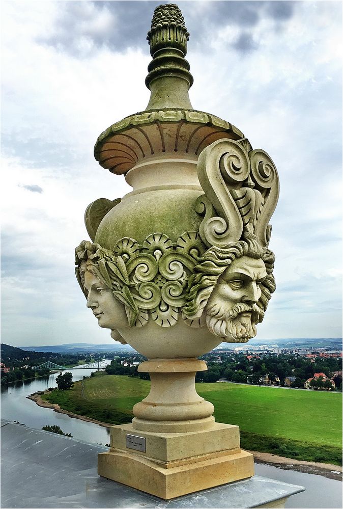 rekonstruierte Vase auf der Dachbalustade des Dresdner Lingnerschloss