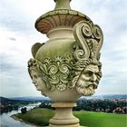 rekonstruierte Vase auf der Dachbalustade des Dresdner Lingnerschloss