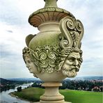 rekonstruierte Vase auf der Dachbalustade des Dresdner Lingnerschloss