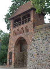 Rekonstruktion eines mittelalterlichen Wiekhauses in der Stadtmauer Neubrandenburgs