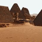 Relativ dicht aneinander gereiht liegen die Pyramiden der Nordgruppe von Meroe.