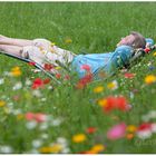 "Relax-Foto von RelaxFoto" - Mann liegt entspannt in Wildblumenwiese