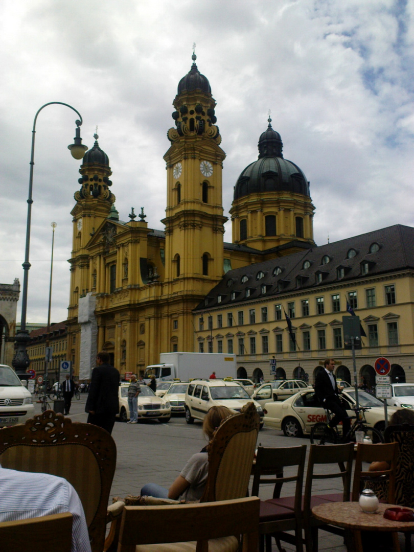 Relaxen vor der Theatinerkirche, München