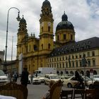 Relaxen vor der Theatinerkirche, München