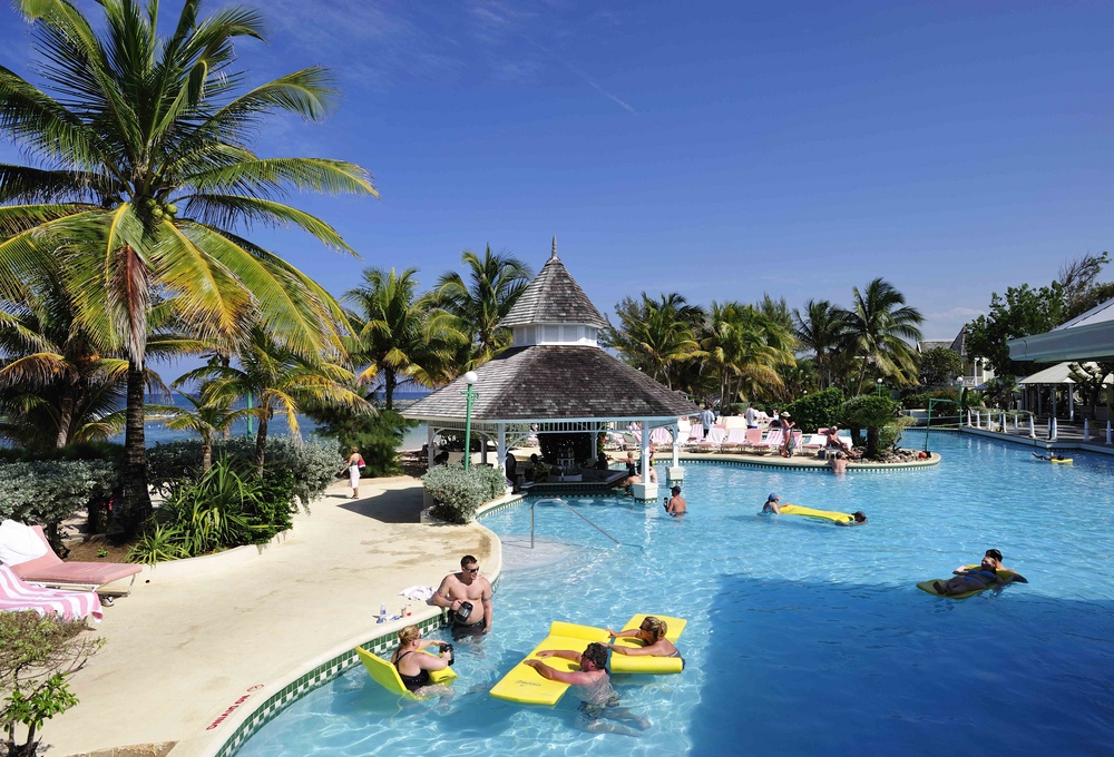 Relaxing am Pool vom Breezes Grand Lido Braco