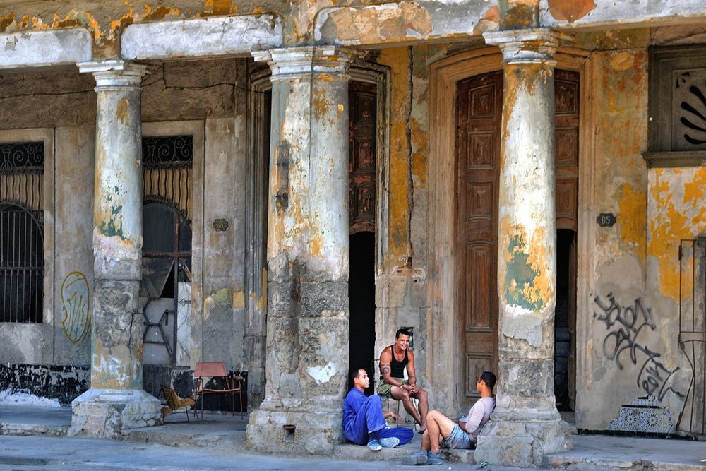 Relaxing in the arcades in Habana Vieja